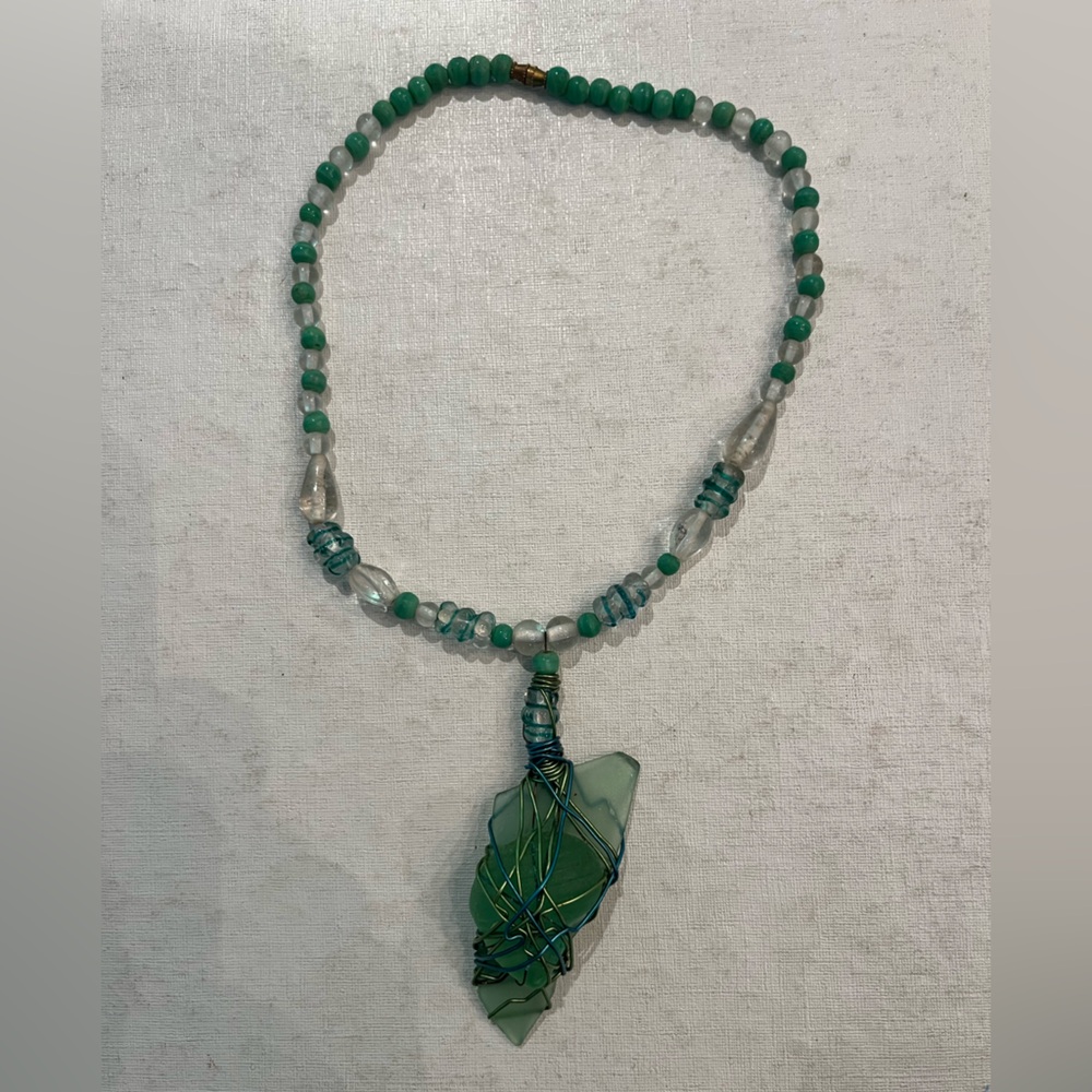 Handmade Brutalist style green sea glass beaded necklace. GUC!